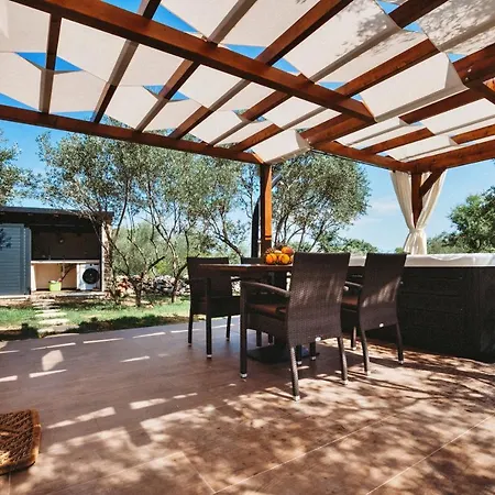 Capesanta Atraktivna Kamena Kucica Lukoran